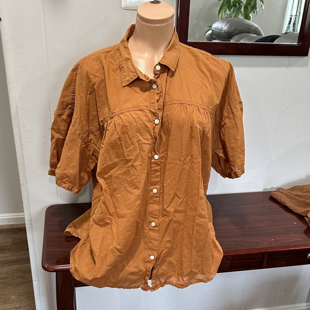 GAP Short-Sleeve Button-Front Shirt in Rust Brown